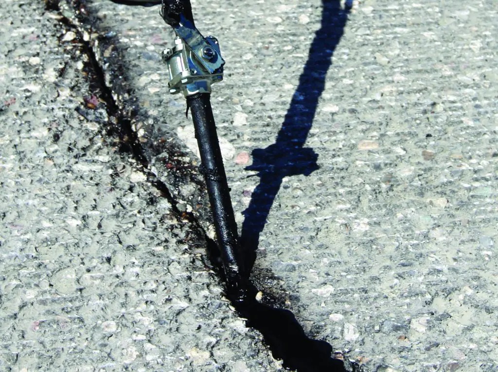 LAMAWP-ROFLEX is a black resilient and adhesive compound